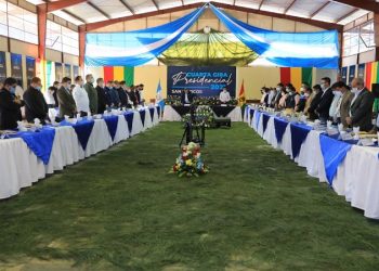 Presidente Giammattei se reúne con alcaldes de San Marcos.