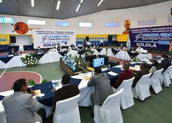 El presidente Alejandro Giammattei se reúne con alcaldes de Sololá.