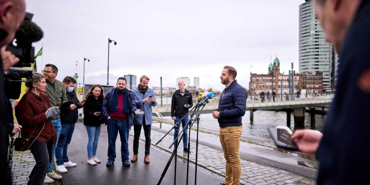 Países Bajos detecta 13 casos de ómicron y busca miles de viajeros para someterlos a test