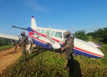Localizan aeronave y vehículos con cocaína en Sayaxché, Petén