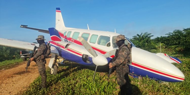 Localizan aeronave y vehículos con cocaína en Sayaxché, Petén