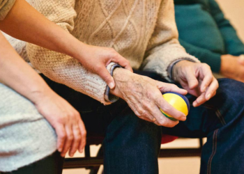 Infecciones por covid apuntan a personas mayores, según experto