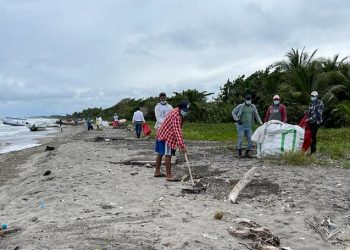 Jornada de limpieza en playa de Puerto Barrios, Izabal