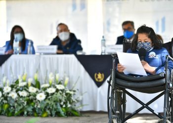 La alumna Leslie Herrarte agradeció al Gobierno de Guatemala la labor de la vacunación contra el COVID-19. Foto Gilber García
