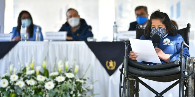 La alumna Leslie Herrarte agradeció al Gobierno de Guatemala la labor de la vacunación contra el COVID-19. Foto Gilber García