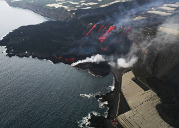 Lava del volcán engulle por completo una playa de la isla de La Palma