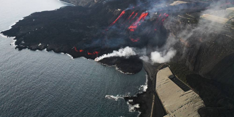 Lava del volcán engulle por completo una playa de la isla de La Palma