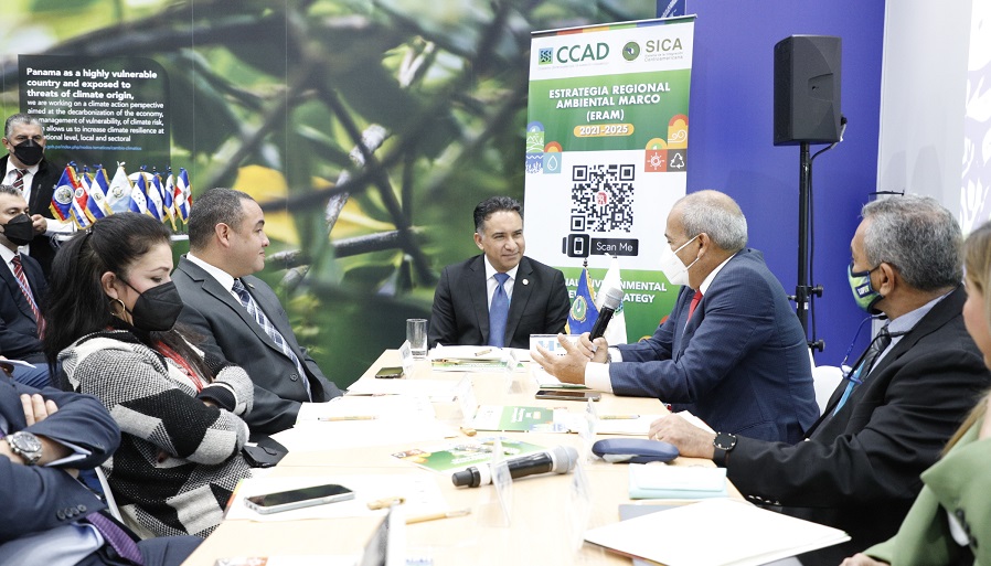 Ministro de Ambiente, Mario Rojas, durante reunión con sus homólogos del SICA