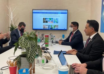 Ministro de Ambiente, Mario Rojas, en reunión en la COP26