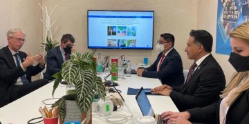 Ministro de Ambiente, Mario Rojas, en reunión en la COP26