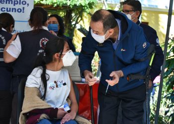 Presidente Alejandro Giammattei en jornada de vacunación