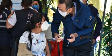 Presidente Alejandro Giammattei en jornada de vacunación