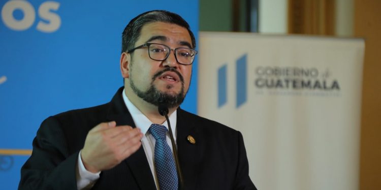 Ministro de Energía y Minas, Alberto Pimentel en conferencia de prensa