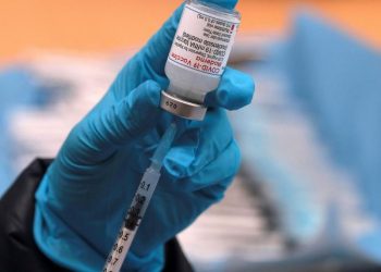 OMS pide acelerar la vacunación ante el alto riesgo que presenta ómicron