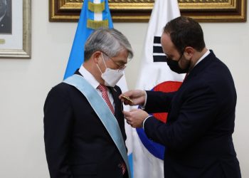 Otorgan Orden del Quetzal al embajador de Corea acreditado en Guatemala.