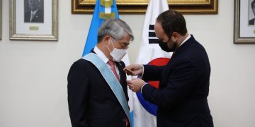 Otorgan Orden del Quetzal al embajador de Corea acreditado en Guatemala.