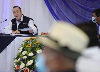 Presidente Giammattei, en reunión con alcaldes de Quiché.