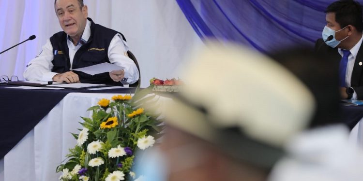 Presidente Giammattei, en reunión con alcaldes de Quiché.