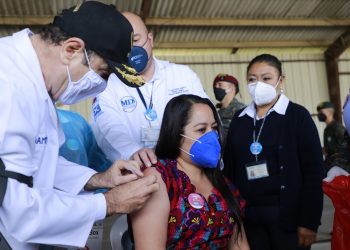 Presidente Giammattei, durante jornada de vacunación en Huehuetenango