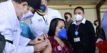 Presidente Giammattei, durante jornada de vacunación en Huehuetenango
