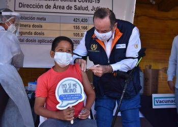 Presidente Giammattei participa en jornada de vacunación de Jutiapa.