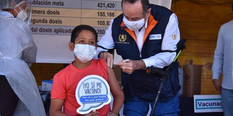 Presidente Giammattei participa en jornada de vacunación de Jutiapa.