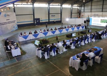 Presidente Giammattei se reúne con alcaldes de Quiché.