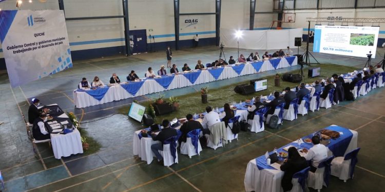 Presidente Giammattei se reúne con alcaldes de Quiché.