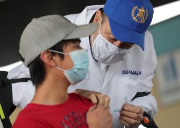 El presidente Alejandro Giammattei participa en vacunación en Quiché. /Foto: