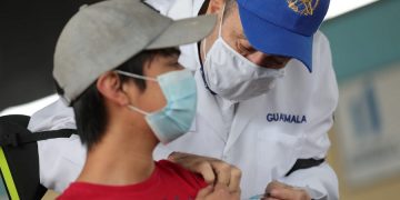 El presidente Alejandro Giammattei participa en vacunación en Quiché. /Foto: