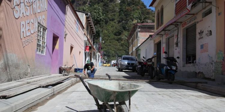 Fodes mejora calles en el Centro Histórico de Panajachel