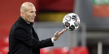 París Saint-Germain desmiente contactos para fichar a Zidane