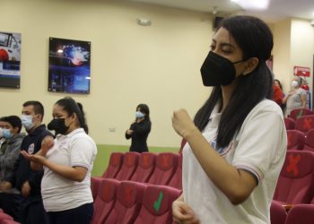 Personas con discapacidad auditiva inician su carrera como guías de turismo