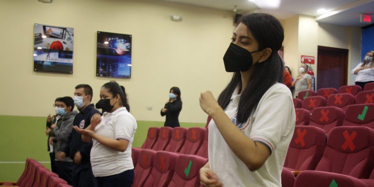 Personas con discapacidad auditiva inician su carrera como guías de turismo