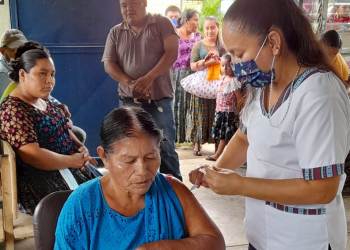 Pobladores de la comunidad Las Pacayas ven la importancia de la vacunación contra el COVID-19.