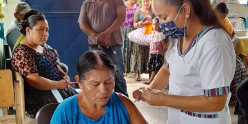 Pobladores de la comunidad Las Pacayas ven la importancia de la vacunación contra el COVID-19.