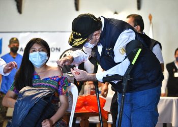 Presidente Alejandro Giammattei durante vacunación en Panajachel, Sololá