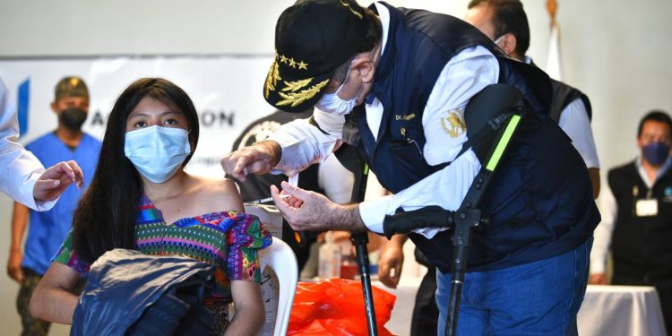 Presidente Alejandro Giammattei durante vacunación en Panajachel, Sololá