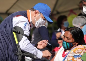 Presidente Alejandro Giammattei participa en jornada de vacunación en Chimaltenango