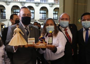 Presidente conoce productos de Mipymes reconocidas con Sello Blanco