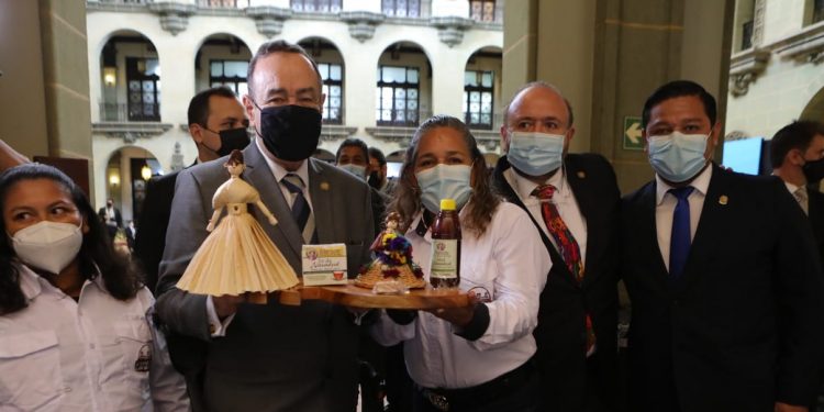 Presidente conoce productos de Mipymes reconocidas con Sello Blanco