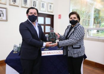 Entregan réplicas de piezas arqueológicas de Guatemala a misiones culturales.