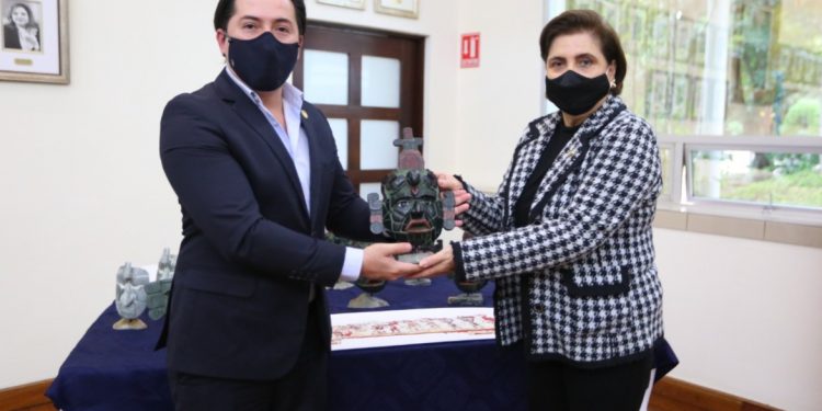 Entregan réplicas de piezas arqueológicas de Guatemala a misiones culturales.