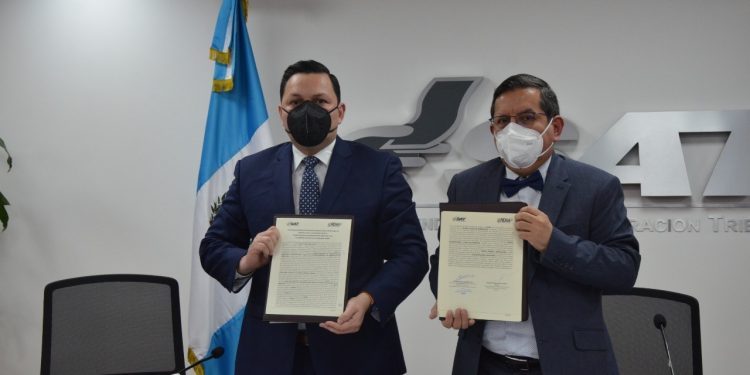 Convenio entre Renap y SAT permitirá tener información actualizada de contribuyentes