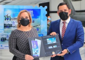 Presentan emisión postal conmemorativa al centenario de la Fuerza Aérea.