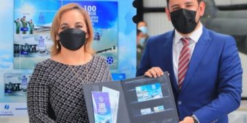 Presentan emisión postal conmemorativa al centenario de la Fuerza Aérea.
