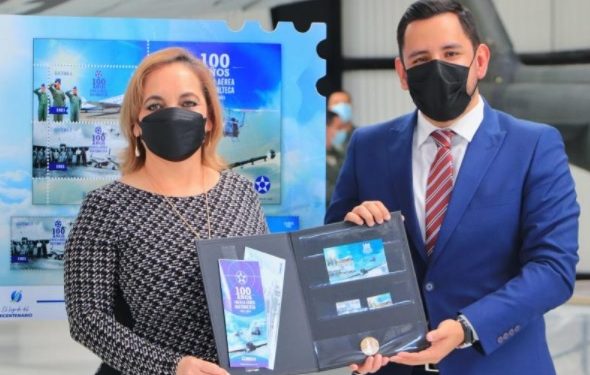 Presentan emisión postal conmemorativa al centenario de la Fuerza Aérea.