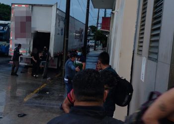 México identifica origen de 600 migrantes rescatados en dos tráileres en Veracruz