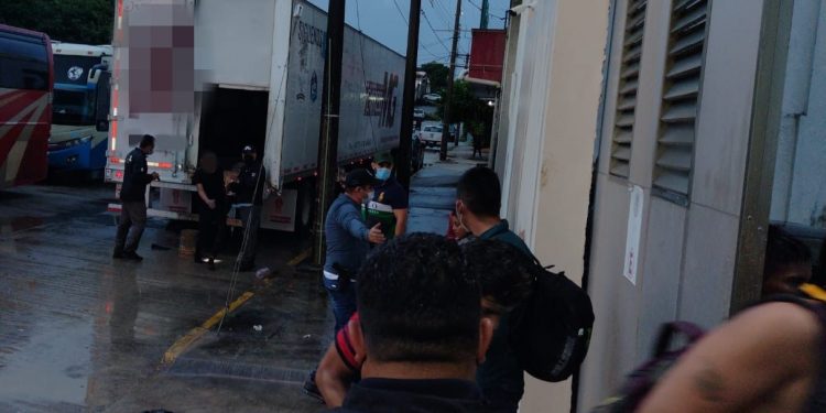 México identifica origen de 600 migrantes rescatados en dos tráileres en Veracruz