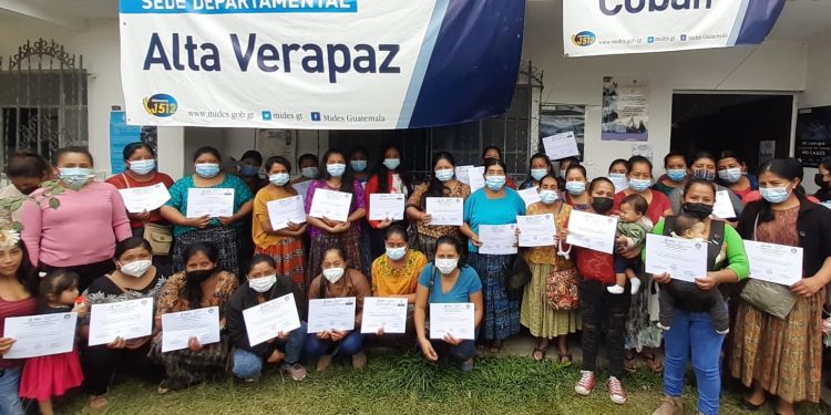 Beneficiarias de Beca Artesano en Cobán concluyen ciclo de capacitación